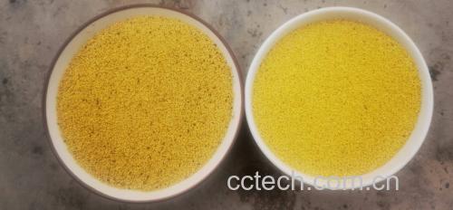 新鲜线椒与子弹头小米辣并排摆放，蒂部已整齐剪除，表皮光亮无损伤，旁边放有粗盐、玻璃密封罐和不锈钢剪刀