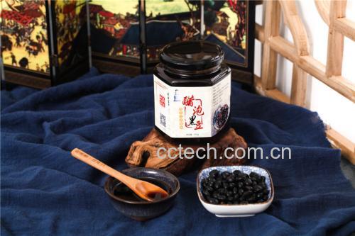 厨房台面上展示醋泡黑豆的完整制作步骤:第一阶段为干锅翻炒绿心黑豆至微裂;第二阶段倒入玻璃罐中冷却;第三阶段缓慢注入优质米醋至完全浸没豆子;第四阶段密封罐体并贴上日期标签。配图清晰显示材料与工具,包括炒锅、玻璃罐、米醋瓶、漏斗等 家庭自制醋泡黑豆制作流程图
