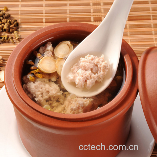 一口陶瓷砂锅正在炉火上慢炖,锅内翻滚着乳白色的鹿鞭羊肉汤,可见鹿鞭段、羊肉块、枸杞和姜片,蒸汽升腾,旁边摆放着原始干鹿鞭和中药材,展现从原料到成品的过程 鹿鞭炖汤烹饪过程