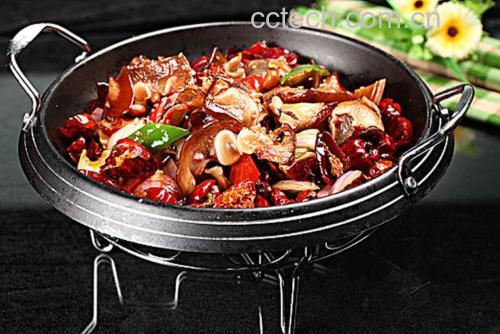 一口深色砂锅正在炉灶上慢炖,锅盖半开,可见猪脚块在浓稠红亮的汤汁中微微翻滚,旁边摆有青豌豆和调料碗,营造温馨家常烹饪氛围 图片描述