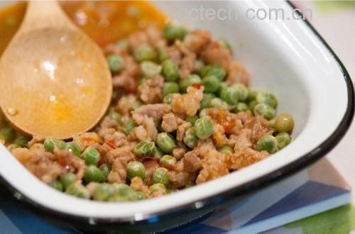一道完成的猪脚炖青豌豆盛放在白色陶瓷碗中,猪脚色泽红亮、油润诱人,青豌豆碧绿分明,汤汁浓稠适中,旁边配有米饭和竹筷,整体构图温暖诱人 图片描述