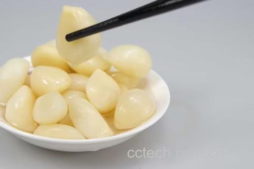 玻璃罐中浸泡着晶莹剔透的白皮蒜,色泽诱人 泡蒜成品展示图