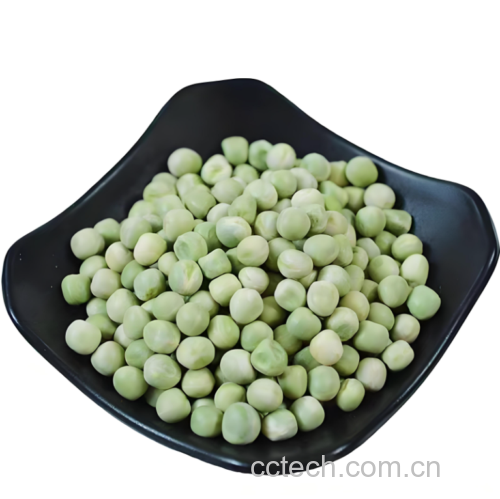一盘金黄色的炸青豌豆盛放在白色陶瓷碟中,豆粒饱满微皱,表面泛着油光,撒有红色辣椒粉和白色芝麻,旁边配有竹制小夹子,展现诱人成品效果 炸青豌豆成品特写