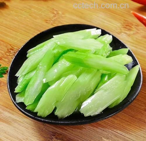 新鲜翠绿的山芹整齐摆放在木质砧板上,旁边是泡发前的干燥茶树菇和新鲜茶树菇各一小堆,背景有大蒜、生姜和调料瓶,自然光线照射,突出食材原生态质感 山芹与茶树菇食材摆拍