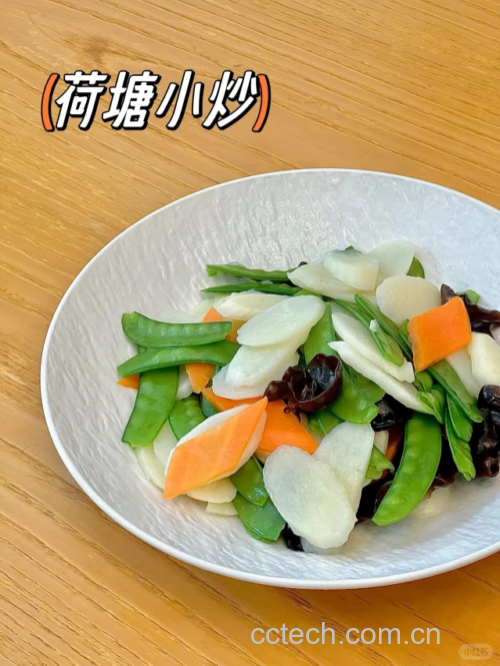山药和荷兰豆翻炒过程图:中式炒锅内山药片与荷兰豆正在高温翻炒,颜色鲜亮,蒜片分布均匀,锅具边缘可见火焰包裹,体现‘锅气足’的特点 炒锅中正在翻炒山药和荷兰豆,食材呈翠绿色与乳白色相间,锅气升腾,蒜片清晰可见