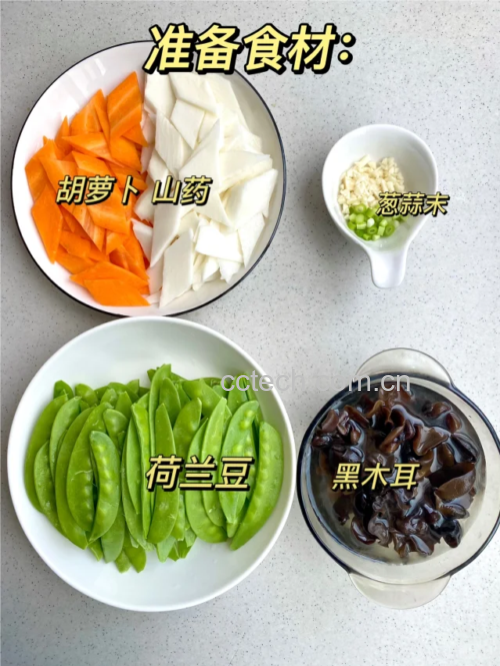 山药炒荷兰豆成品图:菜肴装在简约白瓷盘中,山药片与荷兰豆交错分布,色泽分明,无明显汤汁,体现‘清炒’风格,背景虚化的竹筷与半碗米饭暗示用餐场景 成品菜肴盛放在白色瓷盘中,山药洁白、荷兰豆翠绿,整体干爽无多余汤汁,旁边配有米饭和筷子