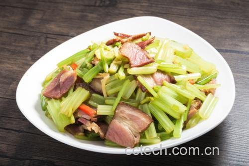 山芹肉丝盖饭特写,米饭洁白松软,菜肴色泽诱人,体现家庭餐桌的温暖感 一碗白米饭上覆盖着满满的山芹肉丝,旁边配有竹筷和小碟泡菜,整体呈现温馨家常氛围