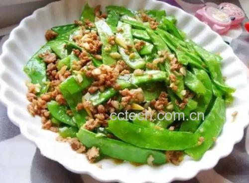 图表展示每100克荷兰豆的主要营养成分:蛋白质3.0g、膳食纤维3.1g、维生素C 40mg、钾250mg、嘌呤50mg,采用清晰柱状图形式,背景为浅绿色,字体清晰易读 荷兰豆营养成分柱状图示意图