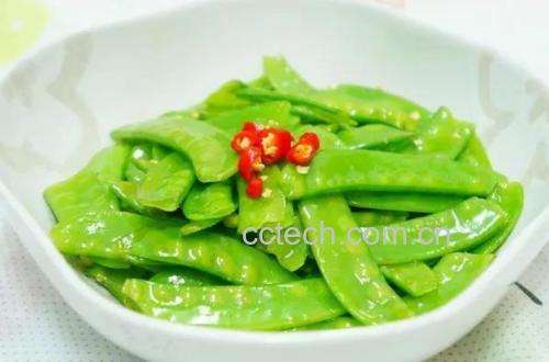 一盘刚出锅的清炒荷兰豆炒藕片,菜肴色泽清新,荷兰豆碧绿,藕片洁白半透明,点缀红色辣椒丝,盛于浅蓝色陶瓷盘中,背景为简约中式餐桌 清炒荷兰豆炒藕片成品盛盘图