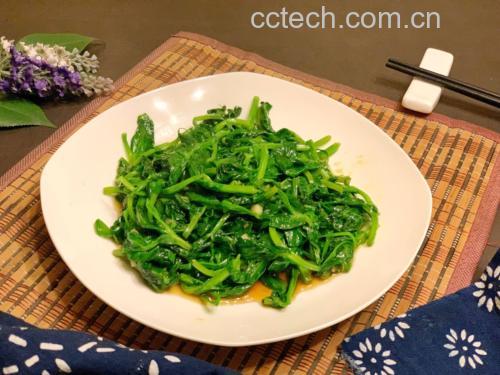 一个简约风格的白色餐盘中,左侧摆放着剥好的山竹果肉,右侧是焯水后的翠绿色山芹段,中间点缀几片柠檬片,整体呈现清新健康的饮食搭配主题,背景为浅灰色布纹 山竹与山芹搭配的健康餐盘