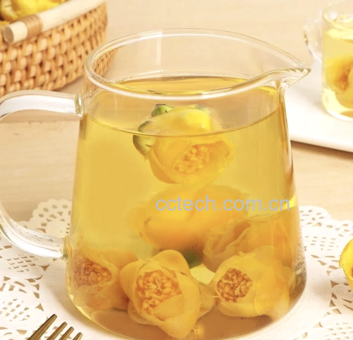 场景化图片:玻璃茶杯中正在冲泡金银花与杭白菊,热水倒入瞬间升腾热气,花朵缓缓展开,金银花呈淡黄色条状,杭白菊绽放为白色花瓣环绕黄色花心。旁边放置小瓷碟盛放干料,背景为简约中式茶席,体现健康饮茶生活方式 金银花杭白菊冲泡过程图