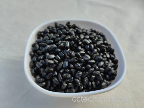 黑豆与桂圆组合食材图,展示两种食材在碗中混合的状态,背景为厨房环境 黑豆与桂圆组合食材图