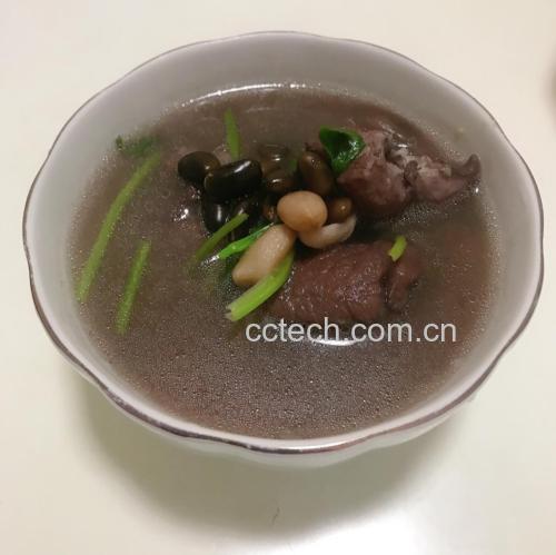 一碗热气腾腾的深褐色灵芝黑豆汤,汤色清亮微带光泽,碗中可见煮软的黑豆和几片褐色灵芝切片,旁边配有 wooden spoon,背景为浅色麻布纹理,突出天然、温润的养生饮食场景 灵芝黑豆汤成品展示图