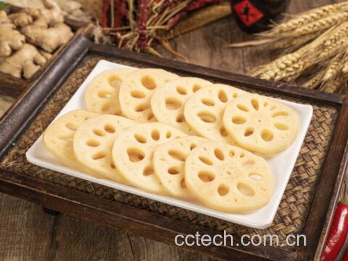 一口黑色铁锅中正翻炒着洁白的白莲藕丁,锅中伴有青红椒碎和蒜片,火焰升腾,厨师手持锅柄进行颠勺动作,菜肴即将出锅,背景为中式厨房灶台 清炒白莲藕丁出锅瞬间