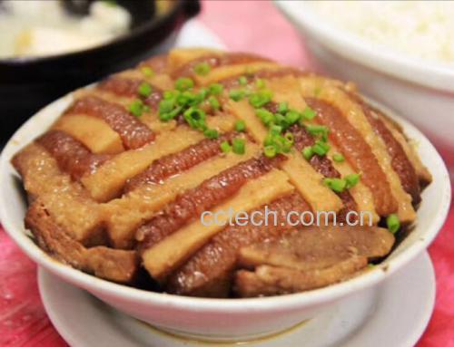 高清特写:金红油亮的扣肉与粉紫相间的荔浦芋头紧密叠合,表面泛琥珀光泽,撒少许葱花点缀,酱汁浓稠挂壁,盘底有少量琥珀色汤汁汇聚 荔浦芋头蒸扣肉成品装盘特写图