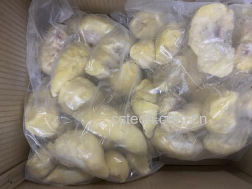 透明真空包装袋内装有数块冷冻的金黄色金枕头榴莲果肉,表面覆盖轻微霜晶,背景为蓝色冷链运输箱,体现冷链物流的专业性 冷链包装的冷冻金枕头榴莲肉块