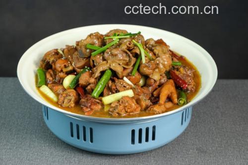 一盘色泽红亮的京葱鸡腿肉盛放在白色瓷盘中,鸡肉块饱满油润,京葱段清晰可见,表面泛着光泽,旁边配有米饭和青菜 成品菜肴展示图