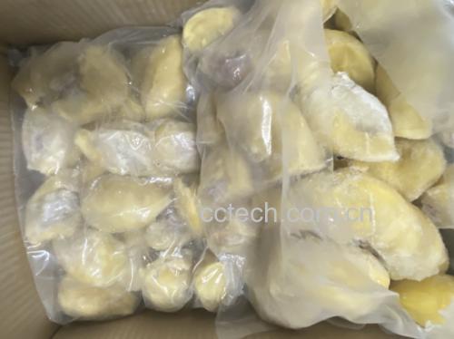 透明真空包装盒内装有两瓣完整的金黄色金枕头榴莲果肉,置于白色泡沫托盘上,陈列于超市冷藏柜中,背景可见其他冷冻水果标签,温度显示为-18℃ 超市冷柜中陈列的真空包装金枕头榴莲果肉