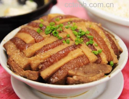 厨房操作台上整齐摆放着新鲜带泥的荔浦芋头、一块带皮五花肉、生姜片、葱结、八角和桂皮等香料,旁边放置生抽、老抽、料酒和冰糖,整体布局清晰,突出五花肉荔浦芋头煲所需全部原材料 食材全景图