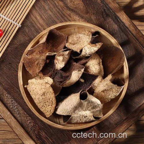 玻璃杯中正在冲泡的金丝皇菊与陈皮茶汤