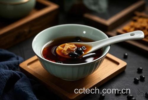 厨房灶台上正在用砂锅慢炖黑芸豆汤,锅盖微开,热气腾腾,旁边配有切好的胡萝卜块和姜片,体现科学健康的家常做法 家庭烹饪场景