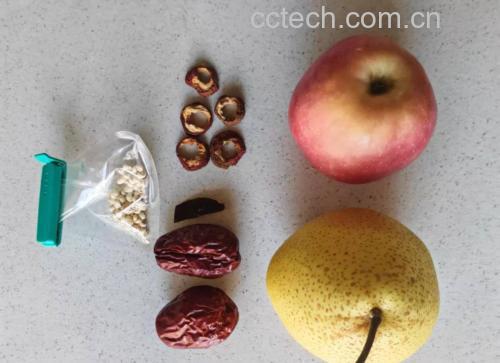 信息图表风格插图,左侧列出九种中医体质类型(如平和质、气虚质、阳虚质、阴虚质、痰湿质、湿热质、血瘀质、气郁质、特禀质),右侧标注刺梨对各类体质的适用性:阴虚质、湿热质、正常质为绿色‘推荐’;阳虚质、气虚质为红色‘慎用’;其余为黄色‘适量’,并配有简要说明文字 中医体质辨识与刺梨食用建议示意图