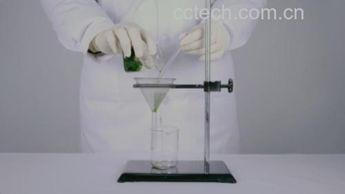 实验室场景:一名穿白大褂的研究人员正在使用pH试纸测试一杯浸泡藕片的液体,桌上摆放烧杯、滴管、电子天平和记录本,体现科学检测过程 图片描述