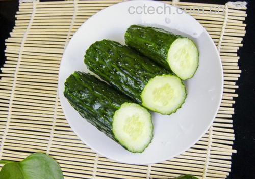小黄瓜清洗与晾干过程