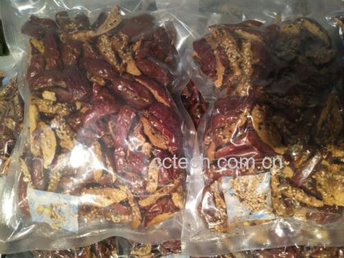展示三种不同品牌的干红枣片包装正面与背面:左侧为合规产品,标注‘执行标准GB/T 5835-2009’、配料仅为红枣、生产日期清晰;中间为可疑产品,颜色异常鲜亮,未标注执行标准;右侧为有机认证产品,带有中国有机标识及二维码溯源信息。背景为浅灰色桌面,灯光自然 干红枣片包装标签示例图