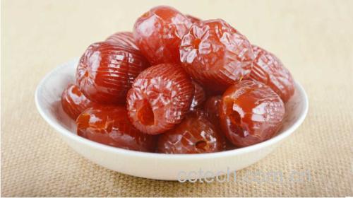红枣糯米糕成品图,切成方形的小块,表面可见红枣片,色泽金黄带红 红枣糯米糕
