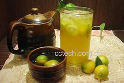 成品饮品展示图：透明玻璃杯中盛放浅黄色梨金桔煮水饮品，杯口点缀一片新鲜金桔和薄荷叶