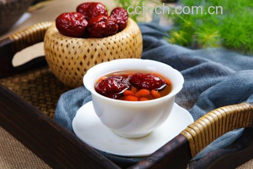 四宫格图片展示:左上为一杯红枣枸杞茶,右上为酸奶杯顶部撒有红枣丁和坚果;左下为手工制作的红枣燕麦能量球排列在木盘上;右下为一碗晶莹剔透的红枣银耳羹,表面浮着几片红枣和枸杞,整体呈现温馨居家美食风格 红枣多种吃法拼图