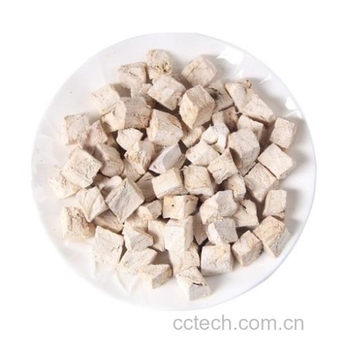 白色陶瓷碗内,8只鸡中翅整齐排列,周围散布黄色柠檬薄片和绿色香菜点缀,旁边有蒜末和小勺,背景为木质餐桌,自然光照射 新鲜鸡翅与柠檬片混合腌制在陶瓷碗中