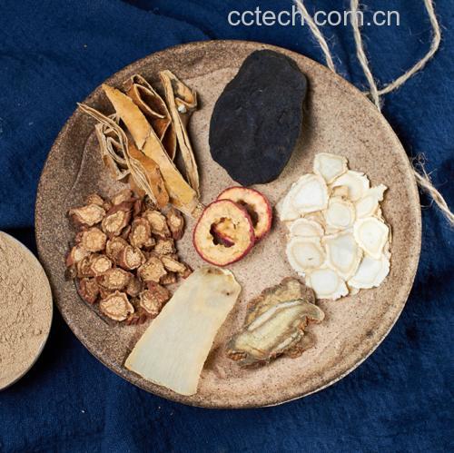 中药师正在陶瓷研钵中研磨青翘与其他药材(如金银花、薄荷),桌面上摆放着标有名称的药材罐,背景为传统中药铺木质柜台,展现规范化配伍过程 青翘与其他中药材搭配使用场景