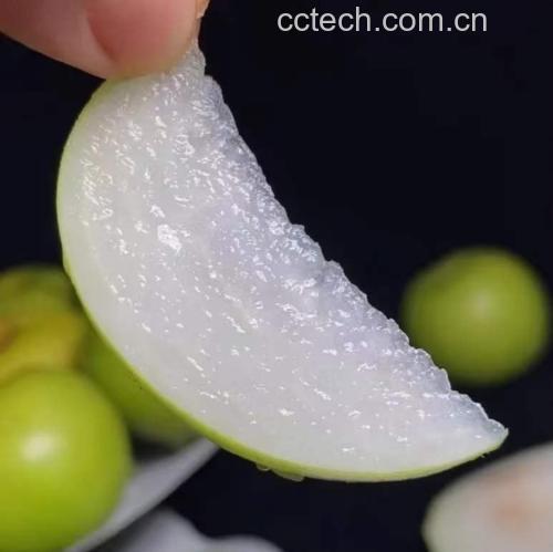 柱状图展示青枣与其他常见水果(苹果、橙子、香蕉、猕猴桃)在热量(kcal/100g)、维生素C含量(mg/100g)、膳食纤维(g/100g)三个维度的对比,突出青枣低热量、高维C的特点,图表清晰标注数据来源为中国食物成分表 青枣营养成分对比图表