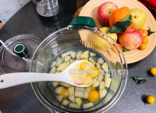 高清摄影:成品苹果金桔煮水呈现清澈透亮的浅琥珀色调,无浑浊沉淀;白瓷碗衬托下可见汤液流动性佳,表面张力均匀,1片红富士苹果皮卷曲漂浮,半枚金桔露出橘红色囊瓣与晶莹汁液,底部沉降极少量金桔表皮纤维碎屑,体现精准8分钟煮制工艺 成品苹果金桔煮水特写:晶莹剔透的浅琥珀色汤液盛于白瓷碗中,液面漂浮1片苹果皮与半枚金桔断面,汤底可见细微金桔果皮碎屑,背景为木质砧板与新鲜金桔果实