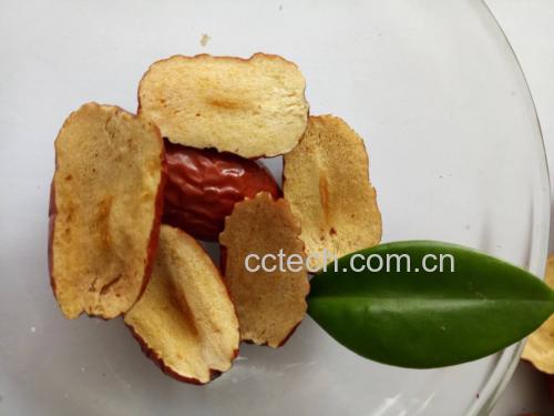 红枣干泡水饮用场景,玻璃杯中红枣干缓缓舒展 红枣干泡水图