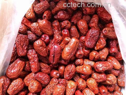 一盘自然晾晒的红枣干,色泽红润,颗粒饱满 红枣干特写
