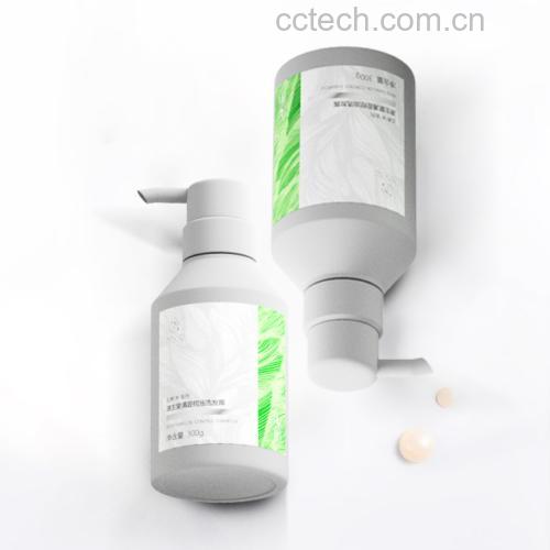 桌面上摆放三款不同包装的侧柏洗发水,包括玻璃瓶装手工制品、塑料瓶装市售品牌及袋装粉末型,背景为木质托盘与几枝新鲜侧柏叶,体现产品多样性与天然属性 侧柏洗发产品对比图