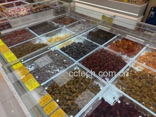 木质托盘上摆放数款侧柏叶相关产品:棕色玻璃瓶装酊剂、胶囊包装提取物、茶包型侧柏叶茶、喷雾式生发液,背景为现代实验室货架,体现从农产品到精深加工产品的产业链延伸 侧柏叶深加工产品展示