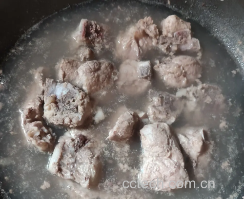 红皮萝卜炖排骨炖煮过程图