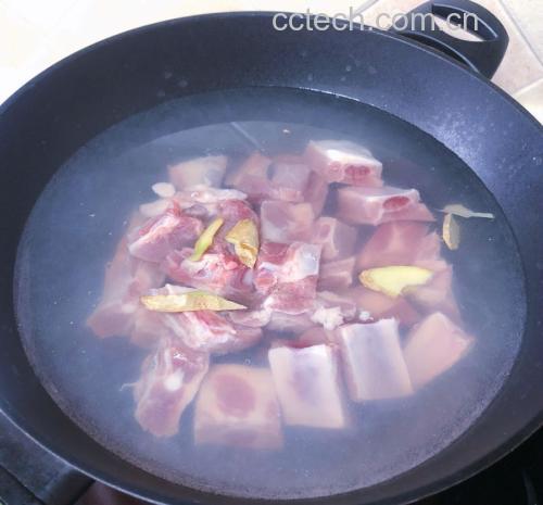 红皮萝卜炖排骨食材展示图