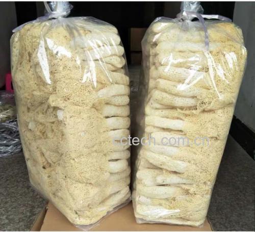 三包不同品牌的长裙竹荪干品并列摆放,标签清晰可见产地信息,其中一包打开展示内部完整菌体结构,背景为竹林生态标识牌,强调原产地溯源与品质保障 长裙竹荪干品包装与对比图