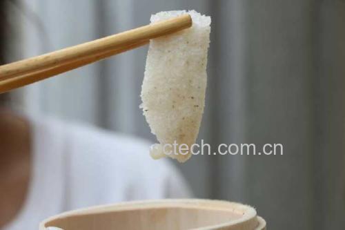 厨房操作台上摆放已泡发的长裙竹荪,旁边有切好的鸡肉块、姜片和清水锅具,正在准备炖汤,画面温馨,体现家庭健康饮食场景 长裙竹荪烹饪过程展示