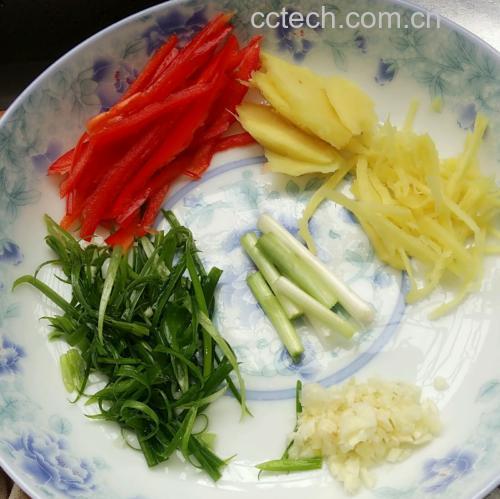 厨房操作台上整齐摆放着新鲜的白不老豆角、五花肉片、生姜大蒜、葱段、八角等原材料,旁边有酱油瓶、碗碟和量勺,展示即将开始烹饪前的备料阶段 准备食材
