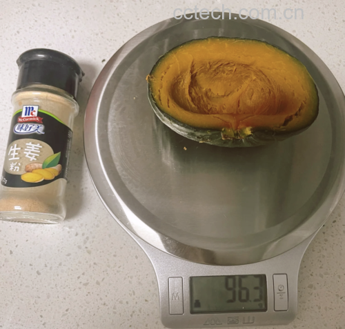 一位中老年人正在厨房用电子秤称量少量苦瓜干放入玻璃杯中,准备冲泡饮用,旁边放着血糖仪和记录本,体现健康管理场景 图片描述