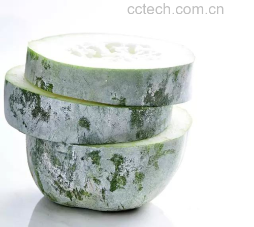 图片说明:新鲜的虾皮与切好的黑皮冬瓜,准备开始烹饪 虾皮与切好的黑皮冬瓜整齐摆放在案板上