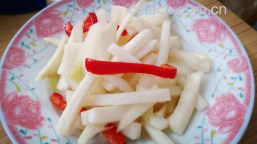 红皮萝卜丝凉拌成品特写
