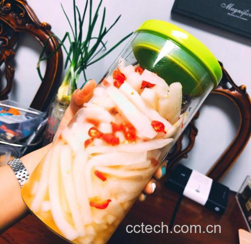 红皮萝卜泡菜装罐过程