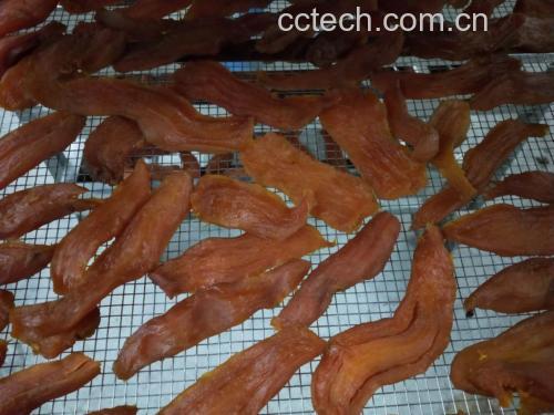 展示新鲜木瓜切片、腌制和烘烤过程,突出木瓜干的色泽与质感 木瓜干制作全过程展示图